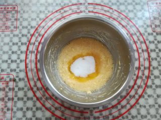 5、黄金椰蓉球, 加入白砂糖继续打发