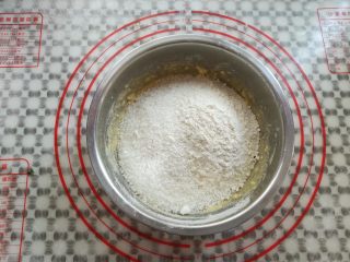 7、黄金椰蓉球,加入低筋面粉和椰蓉混合