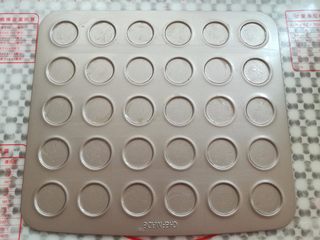 9、黄金椰蓉球,模具上刷一层油做防粘处理