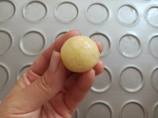 10、黄金椰蓉球,把椰蓉球平均分成30个，每个大概9克