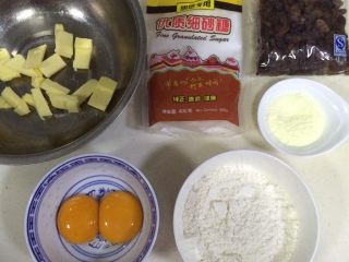1、葡萄干奶酥,准备好所需的食材。