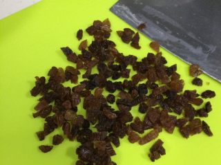 2、葡萄干奶酥,把葡萄干切碎些。