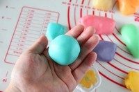 13、立体月饼,用手的虎口慢慢往上推至冰皮完全包住月饼馅收紧口搓圆。