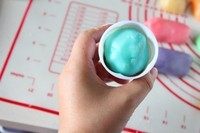 14、立体月饼,手上沾少许熟粉，将包好馅的月饼球在手心里搓一下让月饼球表面粘上一层薄薄的熟粉，再将月饼球放进月饼模具里。