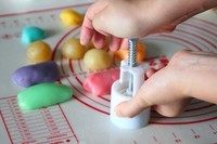 15、立体月饼,模具口向下，用力按压下去压出花型。再轻轻的推出就完成了一个，剩下的同样方法制作。