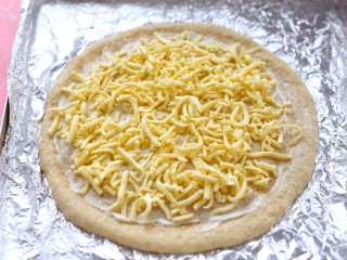 8、香蕉芒果披萨——九寸,在饼皮上撒一半的马苏里拉奶酪