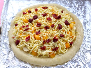 11、香蕉芒果披萨——九寸,取出撒上另一半的马苏里拉奶酪和蔓越莓干