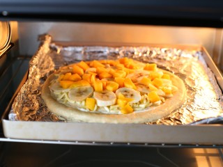 10、香蕉芒果披萨——九寸,放入预热好的烤箱中层，上下火200度烤6-8分钟