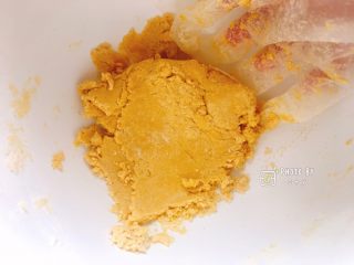 6、酥香无比的南瓜小饼干,戴上一次性手套揉成光滑的面团。