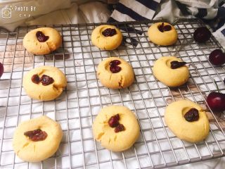 9、酥香无比的南瓜小饼干,取出,放在冷却架上晾凉。