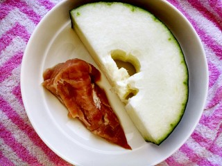 1、冬瓜新吃之不一样的肉末烧冬瓜,首先准备好主料，大约250克的冬瓜和50克左右的里脊肉