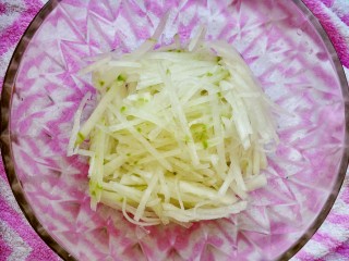 2、冬瓜新吃之不一样的肉末烧冬瓜,把冬瓜洗干净，去皮去籽，切成细丝，放入碗中