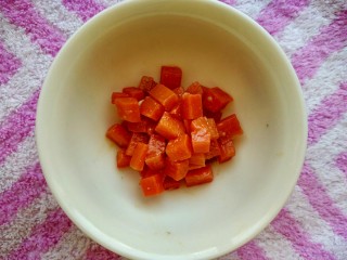 3、冬瓜新吃之不一样的肉末烧冬瓜,把胡萝卜切成小粒，用油煸炒一下，备用