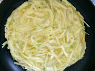 4、冬瓜新吃之不一样的肉末烧冬瓜,起锅，倒入少许食用油，把拌好的冬瓜蛋液全部倒入，摊成饼状