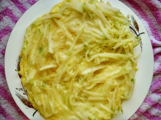 5、冬瓜新吃之不一样的肉末烧冬瓜,单面定型后，不用翻面，直接盛出备用