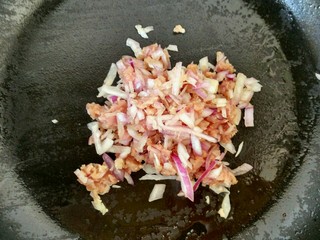 6、冬瓜新吃之不一样的肉末烧冬瓜,另起锅，下入腌制好的肉末煸炒