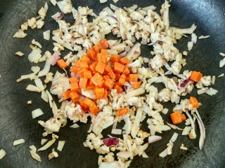 7、冬瓜新吃之不一样的肉末烧冬瓜,翻炒至肉末基本成熟，下入胡萝卜丁，翻炒均匀