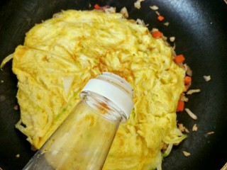 8、冬瓜新吃之不一样的肉末烧冬瓜,将蛋饼重新下锅（让刚才没有定型的那面冲下），倒入少许酱油，两勺料酒，开大火烧制