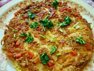 9、冬瓜新吃之不一样的肉末烧冬瓜,均匀地撒上香菜碎，就可以上桌咯，看起来有木有种披萨的感觉呢？