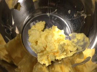 2、葡萄干奶酥,黄油在室温下软化至手指戳下去软软的