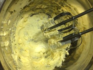 3、葡萄干奶酥,然后用电动打蛋器打至顺滑