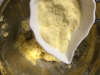 5、葡萄干奶酥,加入奶粉继续搅打至顺滑