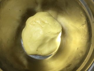 9、葡萄干奶酥,揉至光滑的面团