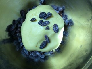 10、葡萄干奶酥,加入葡萄干继续揉面，揉匀为止