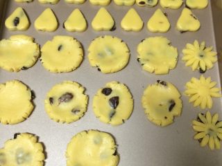 13、葡萄干奶酥,各种形状随意做，在小饼的表面刷入少量的蛋液，做饼的同时烤箱提前180度预热5分钟