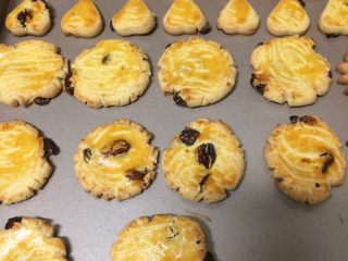 14、葡萄干奶酥,送入烤箱175度烤15分钟