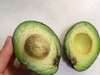 1、牛油果玛芬蛋糕,牛油果对半切开，然后去核。