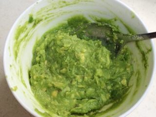 2、牛油果玛芬蛋糕,用勺子挖出果肉放入碗内，然后捣成泥。