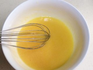 4、牛油果玛芬蛋糕,用手动打蛋器搅拌均匀。