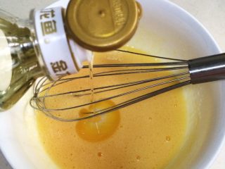 5、牛油果玛芬蛋糕,再分两次加入玉米油搅拌均匀。