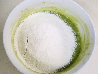 8、牛油果玛芬蛋糕,混合低筋面粉、泡打粉和苏打粉，然后过筛到碗内。