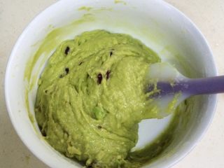 9、牛油果玛芬蛋糕,用刮刀翻拌均匀，至无干粉状态即可。