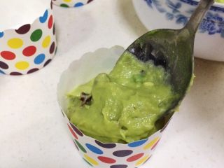 10、牛油果玛芬蛋糕,用勺子把蛋糕面糊舀入纸杯内。