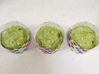 11、牛油果玛芬蛋糕,至七、八分满即可。