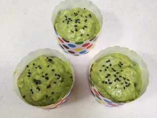 12、牛油果玛芬蛋糕,在蛋糕糊表面撒少许黑芝麻。