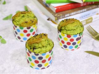 14、牛油果玛芬蛋糕,蛋糕成品颜色非常漂亮，比抹茶的颜色要清新自然的多了。