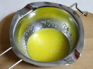 1、樱花芝士慕斯,黄油融化成液态。