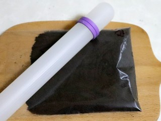 2、樱花芝士慕斯,奥利奥饼干碎 擀碎成末。