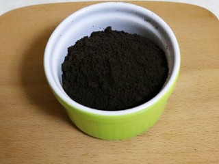 3、樱花芝士慕斯,把黄油和奥利奥饼干碎拌匀。