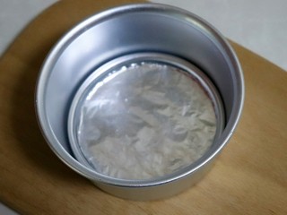 4、樱花芝士慕斯,模具底垫一张锡纸或者油纸