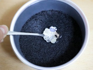 5、樱花芝士慕斯,把混合好的饼干碎倒入模具中，用勺子按压实。放进冷藏定型。