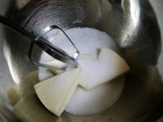 6、樱花芝士慕斯,奶油奶酪加入细砂糖，用蛋抽搅拌顺滑。