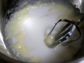 7、樱花芝士慕斯,加入酸奶，继续搅拌。