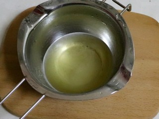 8、樱花芝士慕斯,吉利丁冷水泡软后，融化成液态。