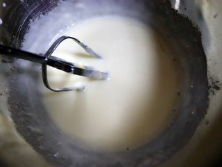 9、樱花芝士慕斯,取三分之二的吉利丁液倒入奶酪糊中，搅拌顺滑。