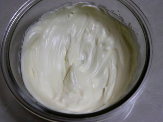 10、樱花芝士慕斯,淡奶油打发到七分发，喜欢甜的可以加十克细砂糖打发。